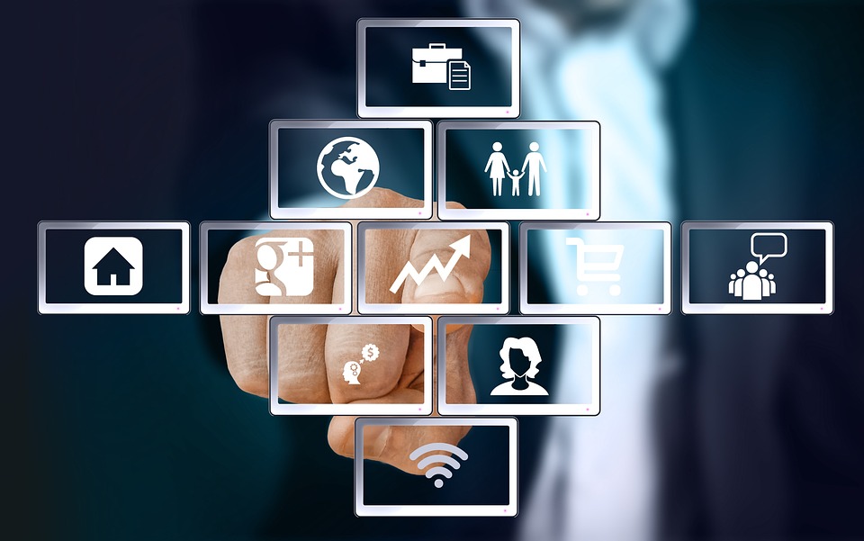 Explorando los sistemas de pago en línea: Cómo funcionan y cómo elegir el mejor para ti - - Los sistemas de pago en línea son herramientas que permiten realizar transacciones y compras a través de internet de forma rápida y segura.
- Existen diferentes tipos de sistemas de pago en línea, como las tarjetas de crédito, las billeteras electrónicas y las transferencias bancarias.
- Para elegir el mejor sistema de pago en línea para ti, es importante considerar factores como la seguridad, la facilidad de uso, las tarifas y las opciones de integración con otras plataformas.
- Algunos de los sistemas de pago en línea más populares son PayPal, Stripe, Square y Apple Pay.
- Es recomendable leer reseñas y opiniones de usuarios antes de tomar una decisión sobre qué sistema de pago en línea utilizar.
- También es importante establecer medidas de seguridad como el uso de contraseñas seguras, la verificación en dos pasos y la actualización regular de la información personal.
- La integración de un sistema de pago en línea en tu sitio web o tienda en línea puede mejorar la experiencia del usuario y aumentar las ventas.
- Si tienes dudas sobre qué sistema de pago en línea elegir, es recomendable contactar al servicio de atención al cliente de cada plataforma para obtener más información y asesoramiento. | 360group.ai - 1