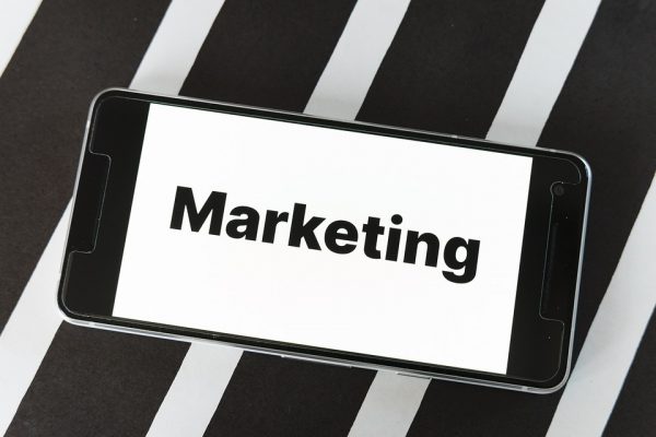 Marketing móvil: Cómo tomar medidas efectivas para promocionar tus aplicaciones - 1. Optimiza tus aplicaciones móviles para la búsqueda por voz. 2. Realiza una investigación de palabras clave para tu marketing móvil. 3. Utiliza las redes sociales para promocionar tus aplicaciones móviles. 4. Participa en eventos y conferencias de marketing móvil. 5. Ofrece incentivos para descargar y utilizar tus aplicaciones móviles. 6. Crea contenido de calidad que promueva tus aplicaciones móviles. 7. Colabora con otros desarrolladores de aplicaciones móviles. 8. Diseña una página web que promocione tus aplicaciones móviles. 9. Utiliza anuncios pagados para promocionar tus aplicaciones móviles. 10. Mantén tus aplicaciones actualizadas y mejora su funcionalidad. | 360group.ai - 127